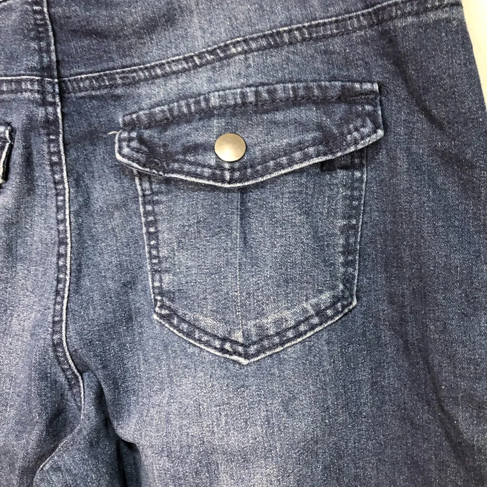 D. Jeans Cropped Ankle Blue Denim Jeans, with Button Accents - Picture 7 of 7